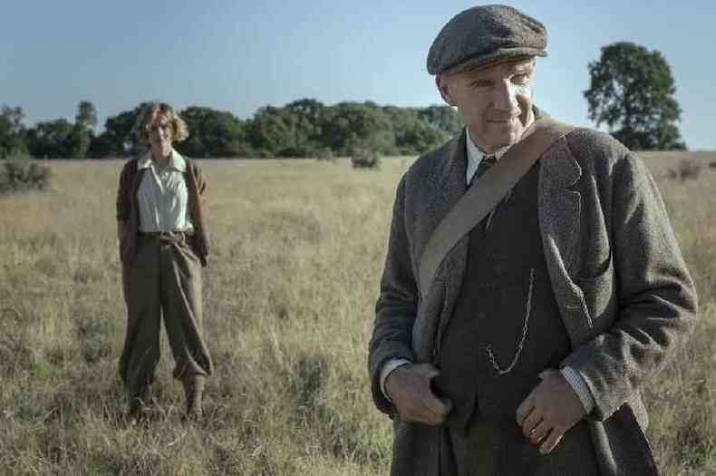Ralph Fiennes e Carey Mulligan interpretam respectivamente o arquelogo autodidata Brown e a viva Edith Pretty, proprietria das terras(foto: LARRY HORRICKS/NETFLIX)