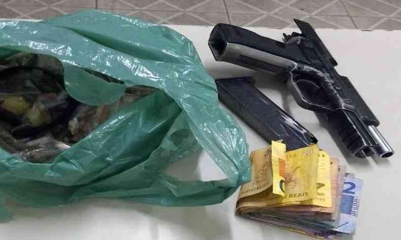 Drogas, arma e dinheiro foram encontrados com o suspeito(foto: PMMG/Divulgao)