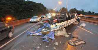 Caminho capotou no Viaduto da Mutuca no sbado e o motorista morreu na hora(foto: Marcos Michelin/EM/D.A Press)