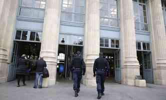 Policiais patrulham a estao Gare Du Nord, um dos alvos dos terroristas na sexta-feira(foto: KENZO TRIBOUILLARD / AFP)