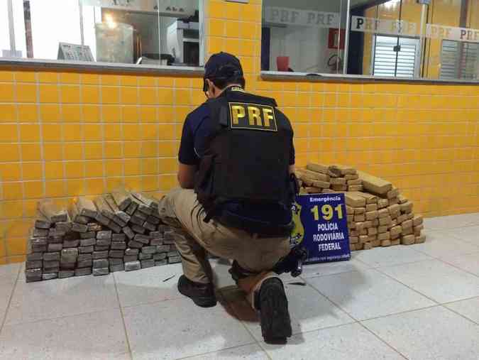 A droga estava escondida no porta-malas do veculoPolcia Rodoviria Federal (PRF)/ Divulgao