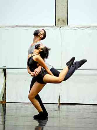 Bailarinos Karen Rangel e Rafael Bittar, lado a lado e de braos dados, erguem uma das pernas