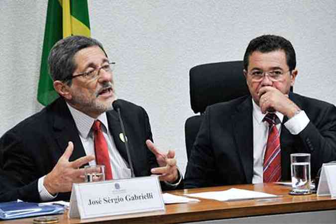 Ex-presidente da Petrobras Srgio Gabrielli (E), observado pelo senador Vital do Rgo,  ouvido na CPI do Senado que apura denncias de irregularidades na estatal(foto: Geraldo Magela/Agncia Senado)