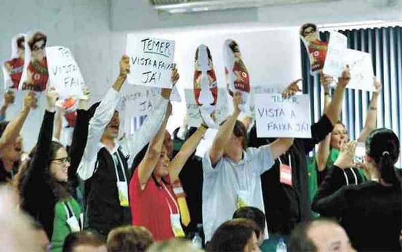 Militantes do partido pedem que Temer assuma a Presidncia da Repblica (foto: Jos Cruz/Agncia Brasil)