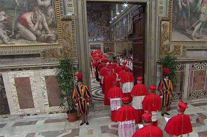 cardeais entram na Capela Sistina para iniciar conclave(foto: REUTERS/Vatican CTV via Reuters Tv )