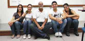 O professor da PUC Eduardo Tavares com os alunos Lhaiza, Daniela, Jhonson e Laura: vocao para cuidar das crianas(foto: Edesio Ferreira/EM/D.A Press)