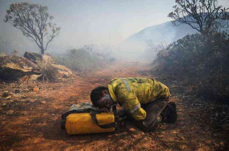 Momento dramtico do combate aos incndios viralizou (foto: Leandro Couri/EM/D.A.Press)
