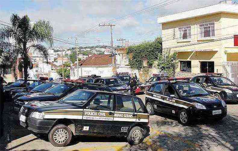 Viaturas da Polcia Civil de Passos em frente  delegacia regional da instituio no Sul de Minas