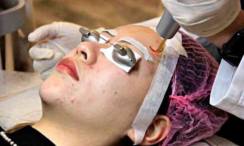 Chinesa faz tratamento facial a laser em uma clínica de beleza em Xangai 