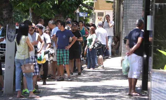 Muitas pessoas que ainda não se vacinaram estão procurando os postos de saúde de Belo Horizonte para atualizar o cartão(foto: Edésio Ferreira/EM/DA Press) Muitas pessoas que ainda não se vacinaram estão procurando os postos de saúde de Belo Horizonte para atualizar o cartão(foto: Edésio Ferreira/EM/DA Press)