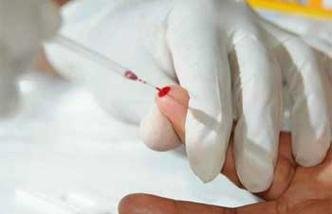 Agente de sa�de faz teste r�pido para detectar o v�rus: estudo traz nova esperan�a na batalha para combater a doen�a(foto: Gladyston Rodrigues/EM DA Press)