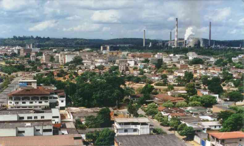 vista panormica da cidade de Ipatinga, pode ser visto a Usiminas ao fundo, com suas torres soltando fumaa