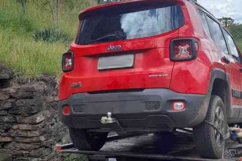 (foto: O veculo da vtima, um Jeep Renegade Sport, de cor vermelha, foi encontrado pelos policiais militares no Bairro Alto da Cruz)
