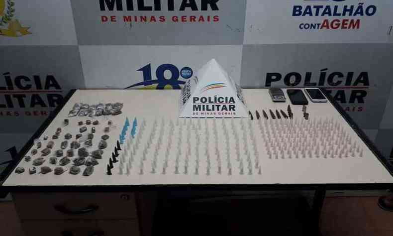 Policiais ainda encontraram cocana, maconha e munies dentro da casa(foto: Divulgao/PM)
