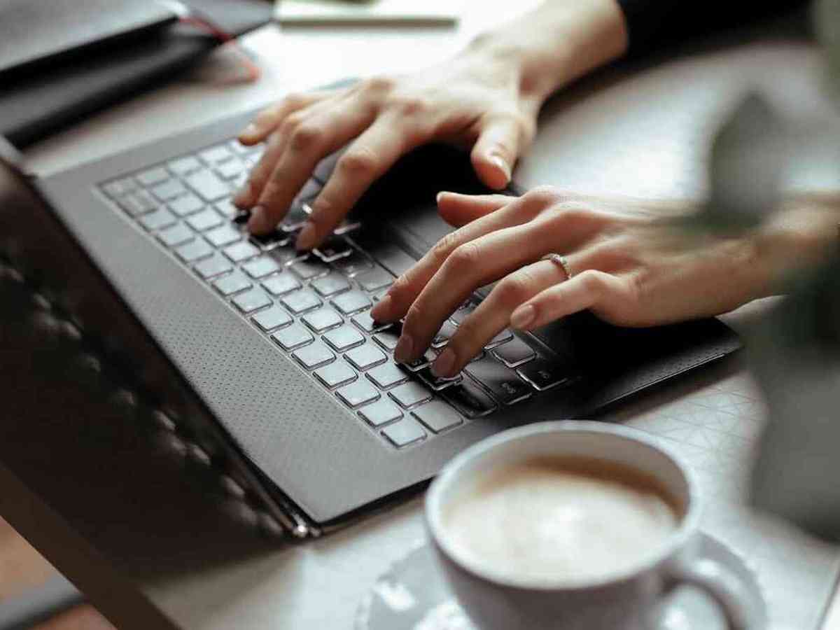 pessoas trabalhando em home office e digitando laptop online