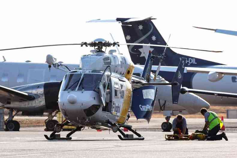Helicptero no Aeroporto Internacional de Darwin, no trabalho de resgate dos feridos na queda da aeronave militar dos EUA em ilha remota na Austrlia