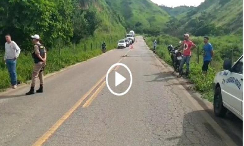 Rodovia MGC 381, local do acidente em que homem morreu depois de bater em árvore(foto: Reprodução) Rodovia MGC 381, local do acidente em que homem morreu depois de bater em árvore