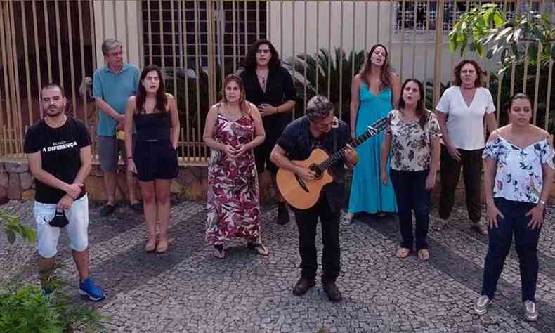 Integrantes da famlia Brant cantam em frente  residncia do casal Yolanda e Moacyr Brant, em Belo Horizonte