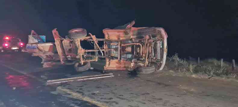 A caminhonete, Ford/F1000, ficou destruda(foto: Polcia Militar Rodoviria/Divulgao)