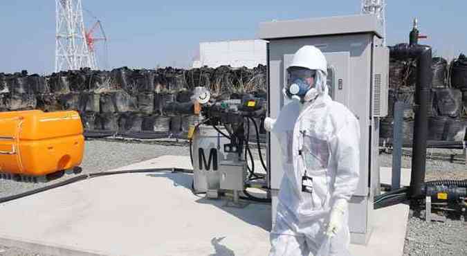 Funcionrio trabalha em bombas que retiram gua subterrnea contaminada da central nuclear de Fukushima(foto: JIJI PRESS JAPAN /AFP)