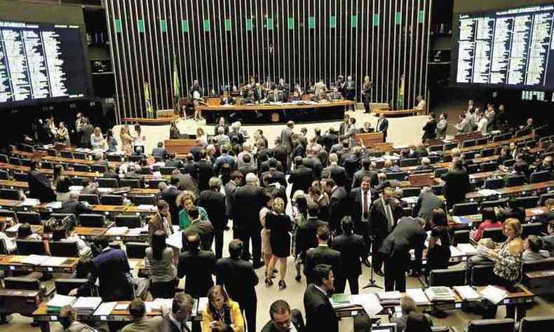 Pela proposta que atraiu o interesse dos internautas, o nmero de deputados federais e senadores seria reduzido de 513 para 385(foto: Fbio Rodrigues Pozzebom/Agncia Brasil - 29/11/16)