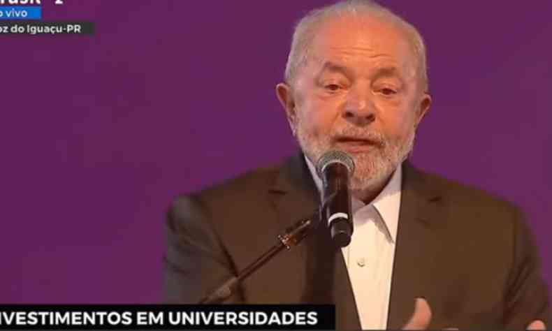 Lula falando ao microfone
