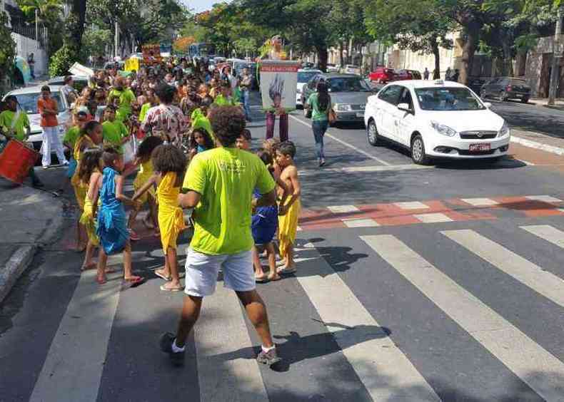 Crianas desceram a Avenida Joo Pinheiro e seguira para o Parque Municipal(foto: Mateus Parreiras/EM/D.A.Press)