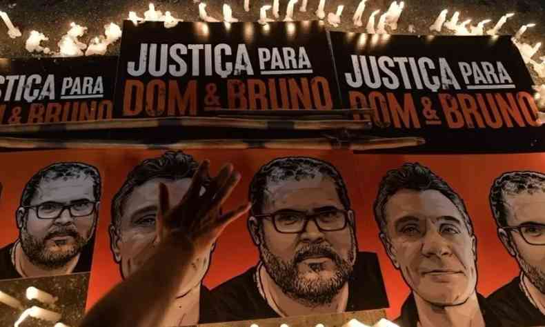 Cartazes de Justia para Bruno e Dom, com velas ao redor