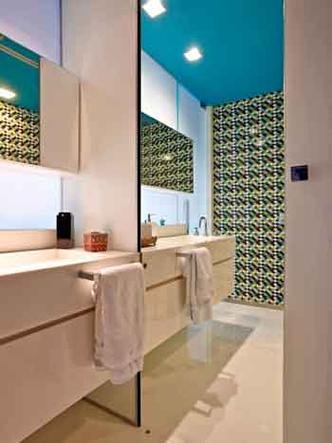 O azul foi a cor escolhida tamb�m para o teto do banheiro, que deu um tom de modernidade(foto: Jomar Bragan�a/Divulga��o)