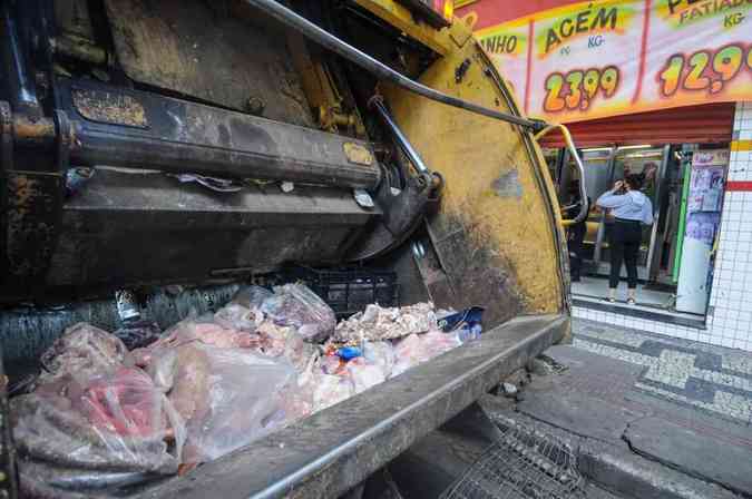 Aougue  flagrado e interditado vendendo mais de 100kg de carne estragadaLeandro Couri/EM/D.A Press