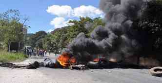 Manifestantes incendiaram pneus para fechar a rodovia na manh desta tera(foto: Bell Silva/O PopularJM)