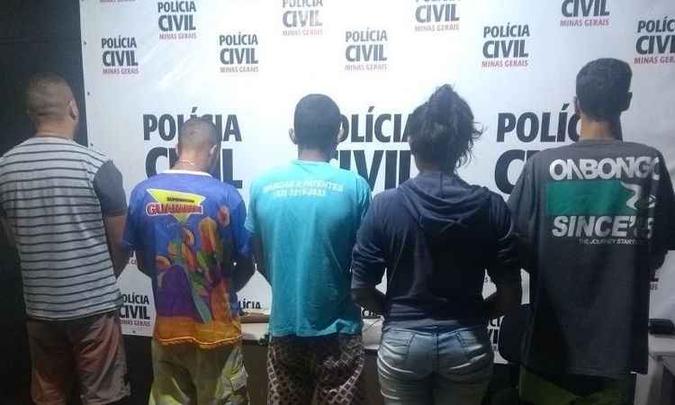 Ao todo, cinco pessoas foram levadas à delegacia. Três foram presas(foto: Polícia Civil/Divulgação) Ao todo, cinco pessoas foram levadas à delegacia. Três foram presas(foto: Polícia Civil/Divulgação)