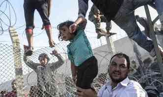 Fuga de srios na fronteira com a Turquia reforou a crise migratria e humanitria(foto: Bulent Kilic/AFP/14/6/15)