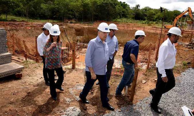 Governador Fernando Pimentel,e a presidente da Copasa, Sinara Meirelles, visitaram a obra nesta terça-feira(foto: Marcelo SantAnna/ImprensaMG) Governador Fernando Pimentel,e a presidente da Copasa, Sinara Meirelles, visitaram a obra nesta terça-feira(foto: Marcelo SantAnna/ImprensaMG)