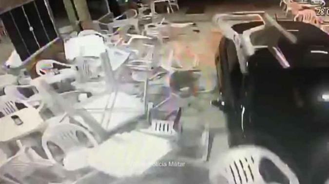 O condutor disse que o dono do estabelecimento atirou contra ele(foto: Polícia Militar/Divulgação) O condutor disse que o dono do estabelecimento atirou contra ele(foto: Polícia Militar/Divulgação)