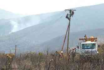 Postes e cruzetas do sistema de energia eltrica foram destrudos em Nova Lima(foto: Gladyston Rodrigues/EM/DA Press)