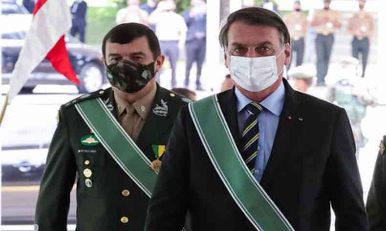 Bolsonaro condecorou o comandante do Exrcito, general Paulo Srgio Nogueira de Oliveira, com o mais alto grau da Ordem do Mrito da Defesa(foto: PR/Reproduo)