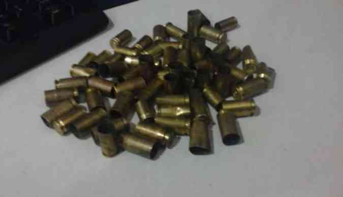 Cartuchos de diversos calibres foram apreendidos no local(foto: Polcia Militar / Divulgao)