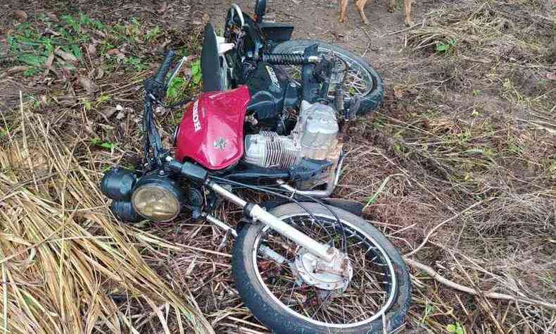 Motocicleta da vtima foi encontrada prxima ao local(foto: Corpo de Bombeiros/Divulgao)
