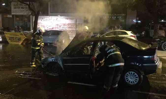 Segundo testemunhas, motorista conseguiu sair do carro assim que o fogo comeou(foto: Rodrigo Dayrell)