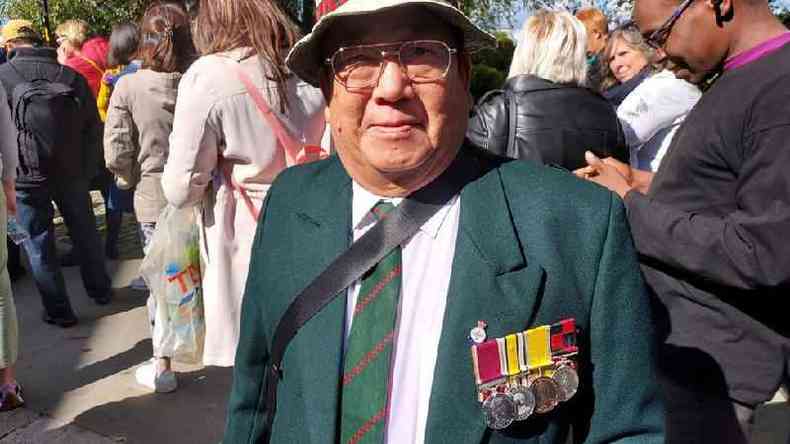 Veterano do Exrcito britnico nascido no Nepal exibe suas medalhas com o rosto da rainha