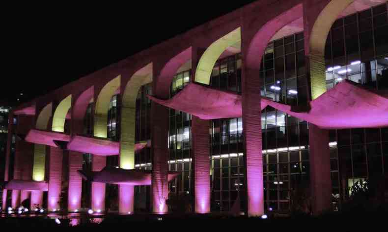 Palcio da Justia - Ministrio da Justia e Ministrio da Segurana Pblica  iluminados de rosa para a campanha Outubro Rosa, de conscientizao sobre a importncia da deteco precoce do cncer de mama 