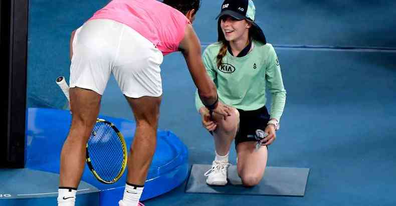 Rafael Nadal acertou sem querer bolada forte na cabea de uma boleira, foi verificar se estava tudo bem com ela e acabou lhe dando uma bandana, para delrio do pblico(foto: Manan VATSYAYANA/AFP)