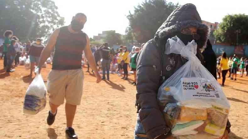 Moradores da favela de Paraispolis recebem cestas bsicas doadas durante a pandemia(foto: Reuters)