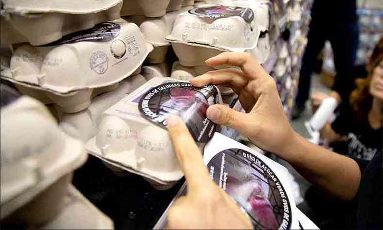 Rede de supermercados criou problemas ao exibir etiqueta em caixas de ovos dizendo que vende o produto ''galinhas confinadas'' (foto: Facebook/Reproduo)