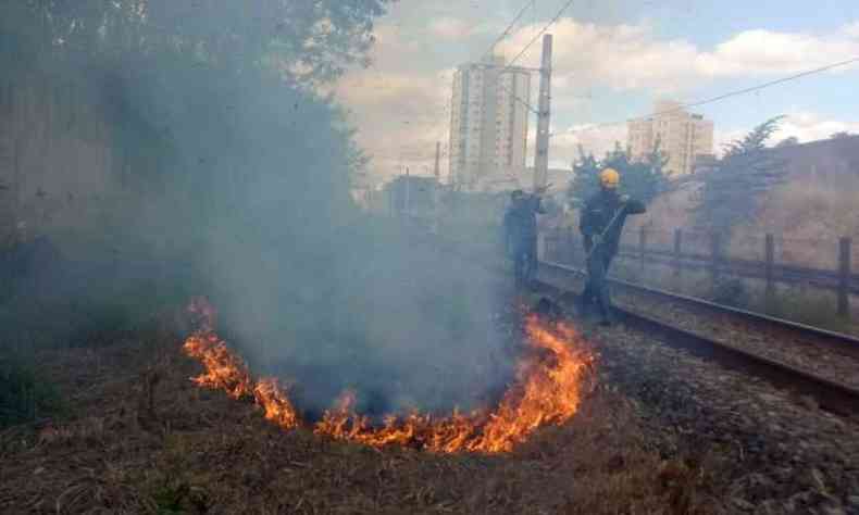 Bombeiros tem de fazer ao rpida na debelao de incndio nos trilhos do metr(foto: Corpo de Bombeiros/Divulgao)