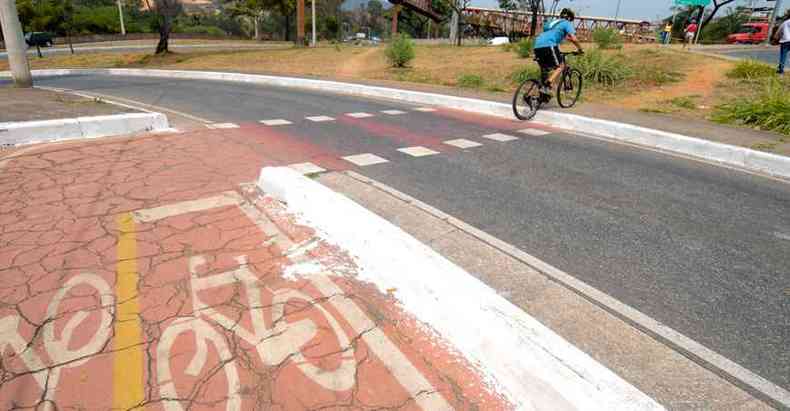 Trecho exclusivo termina de forma abrupta e sem indicaes na Via 210 (foto: Leandro Couri/EM/D.A Press)