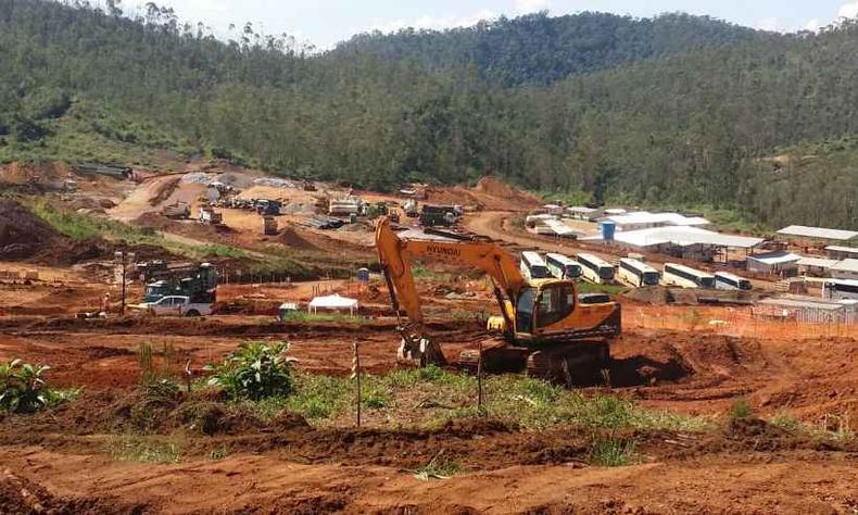 Máquinas trabalhando no terreno onde será construído o novo Bento Rodrigues(foto: Paulo Filgueiras/EM/D.A.Press) Máquinas trabalhando no terreno onde será construído o novo Bento Rodrigues(foto: Paulo Filgueiras/EM/D.A.Press)