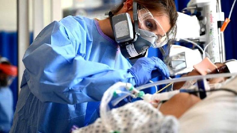 Médicos do Reino Unido que trataram paciente em hospital de Londres dizem que infecções persistentes ainda são raras(foto: Getty Images) Equipe cuida de paciente em unidade de cuidados intensivos no hospital Royal Papworth em Cambridge (Inglaterra)