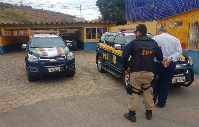 Passageiro foi preso e encaminhado para a delegacia(foto: Polícia Rodoviária Federal (PRF) / Divulgação) Passageiro foi preso e encaminhado para a delegacia(foto: Polícia Rodoviária Federal (PRF) / Divulgação)
